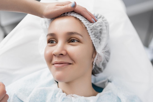 Esteticista pone una gorra en su cabello a un hermoso cliente