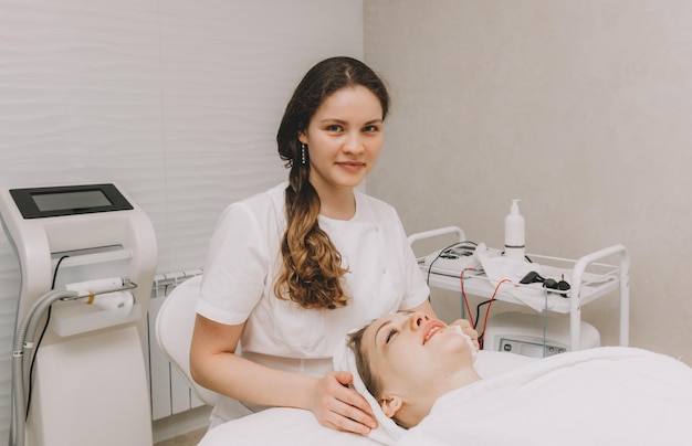 La esteticista quita la máscara de la cara Concepto de estilo de vida saludable Spa