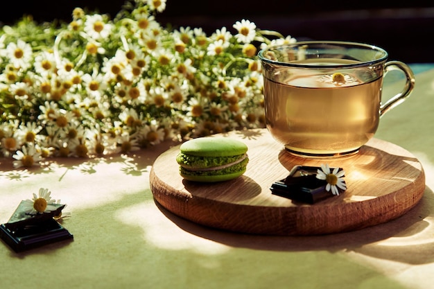 Estético té de verano a la hora del té y postre de macarons en la terraza.