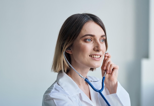 Estetoscopio azul mujer médico trabajador profesional retrato vista recortada