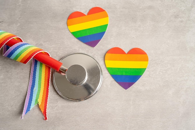 Estetoscópio com coração e bandeira arco-íris símbolo do mês do orgulho LGBT comemora anual em junho símbolo social de gays lésbicas bissexuais transgêneros direitos humanos e paz