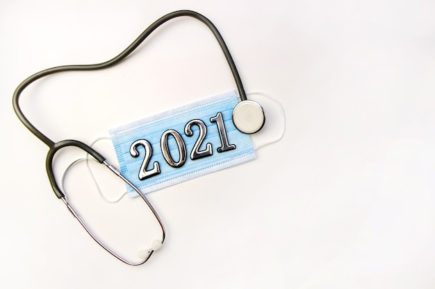 Estetoscópio com número 2021 e máscara médica Vista superior