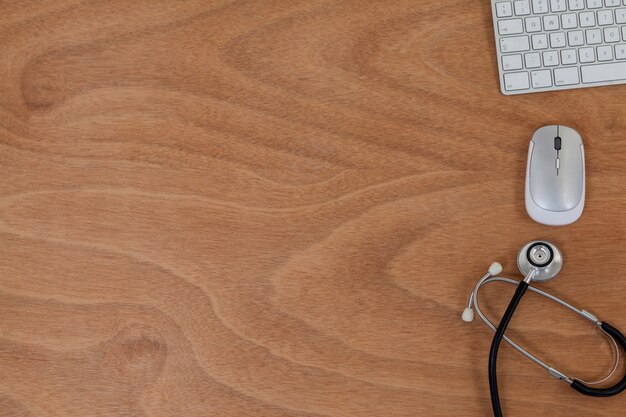 Estetoscópio com teclado e mouse na mesa