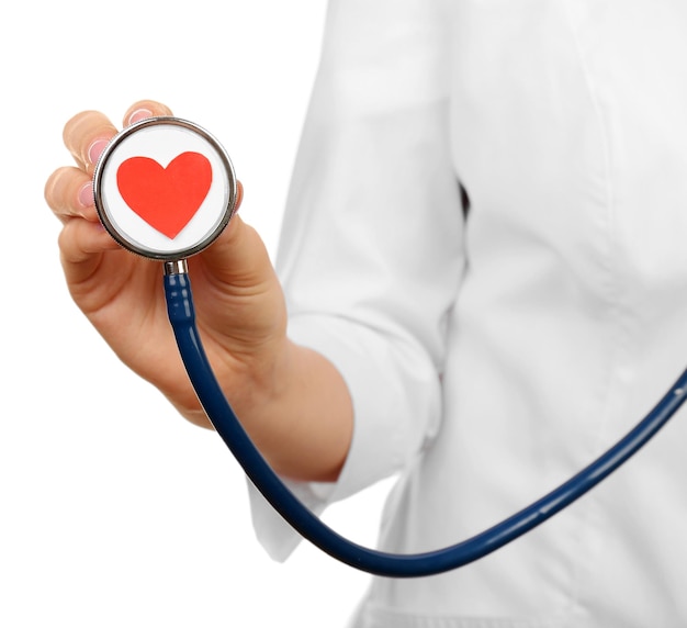 Estetoscopio con corazón en manos del médico closeup
