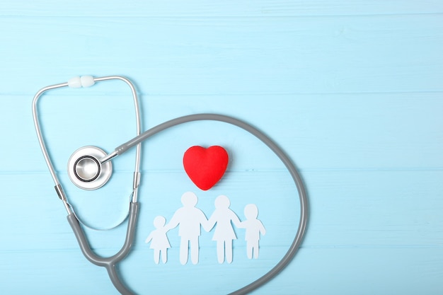 Estetoscopio y corazón sobre un fondo de color vista superior medicina familiar