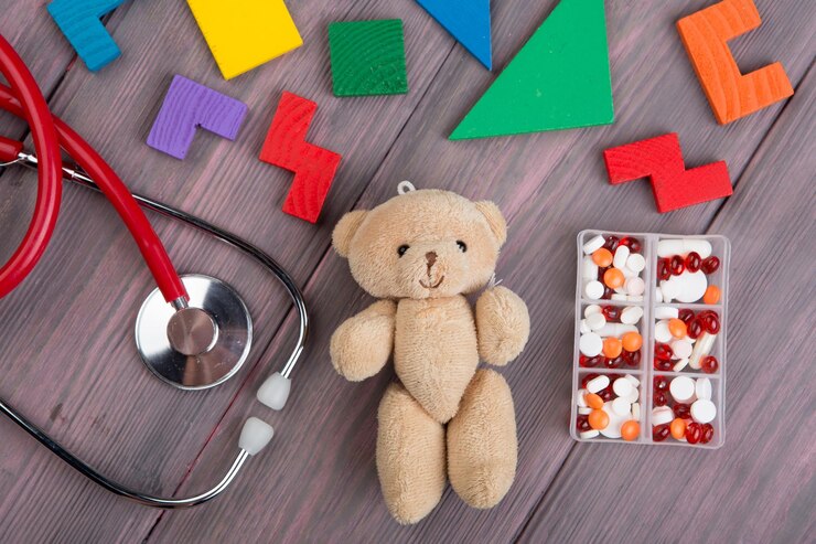 Foto estetoscópio de urso de brinquedo de local de trabalho de podólogo e medicamentos na mesa de madeira conceito de cuidados de saúde para crianças