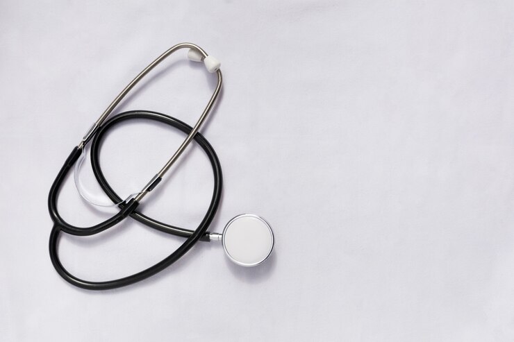 Estetoscopio de doble cabeza para la medicina aislada sobre fondo blanco.