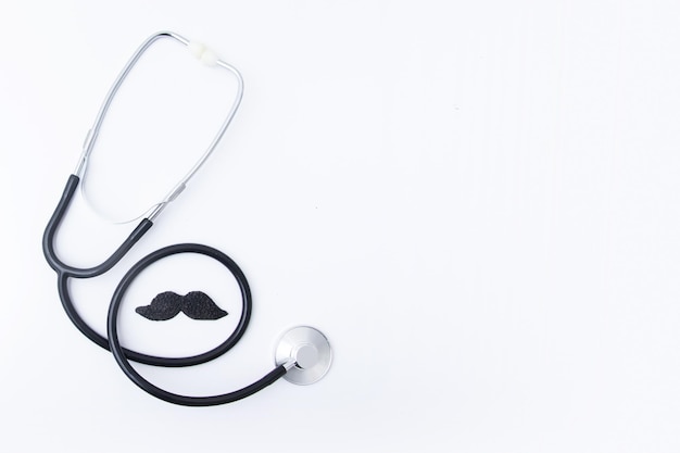 Estetoscópio e símbolo de bigode masculino da saúde masculina e espaço de cópia de intervenção médica