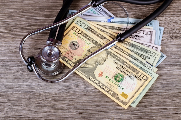 Estetoscópio em notas de dólar. Serviços médicos, conceito de custo de seguro de saúde.
