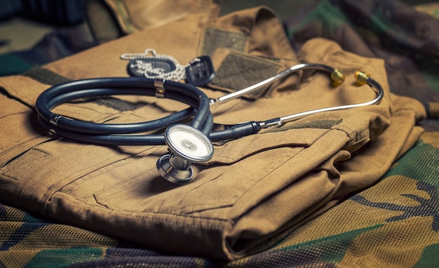 El estetoscopio se encuentra en el uniforme de un soldado. El concepto de atención médica, seguro militar, atención estatal.