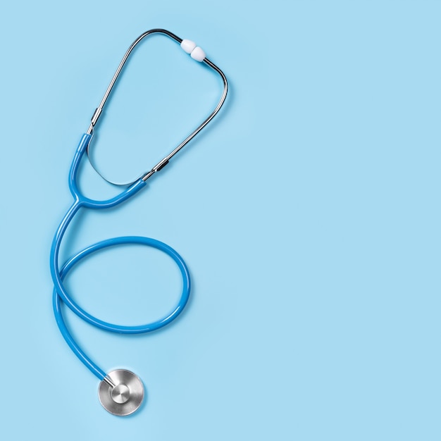 Estetoscópio isolado em um fundo azul, vista superior. Ferramenta médica. o estetoscópio é uma importante ferramenta de diagnóstico para o médico.
