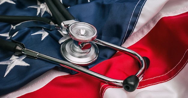 Un estetoscopio médico en una bandera de Ameria USA. ideal para diseños de sitios web y revistas