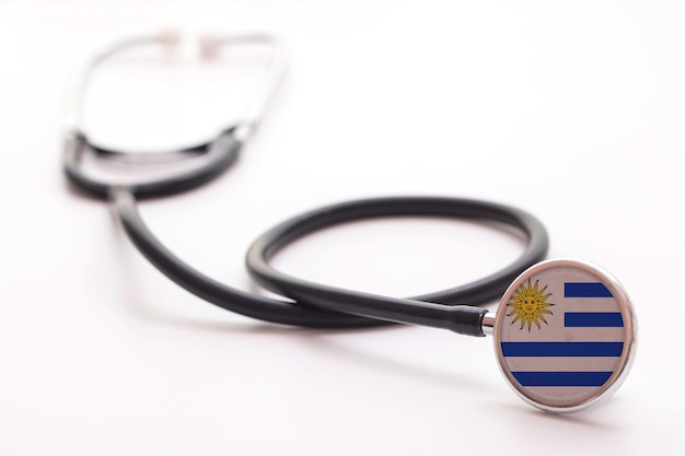 Estetoscópio médico do conceito de saúde do Uruguai com bandeira do país