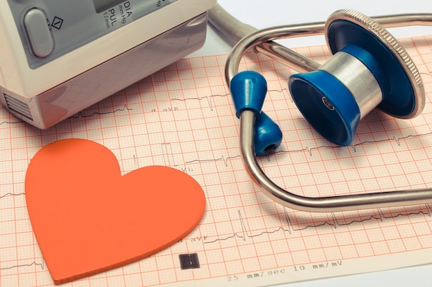 Estetoscópio médico forma cardíaca e monitor de pressão arterial no eletrocardiograma estilos de vida saudáveis