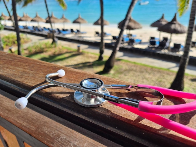 Estetoscópio médico na praia no mar no verão