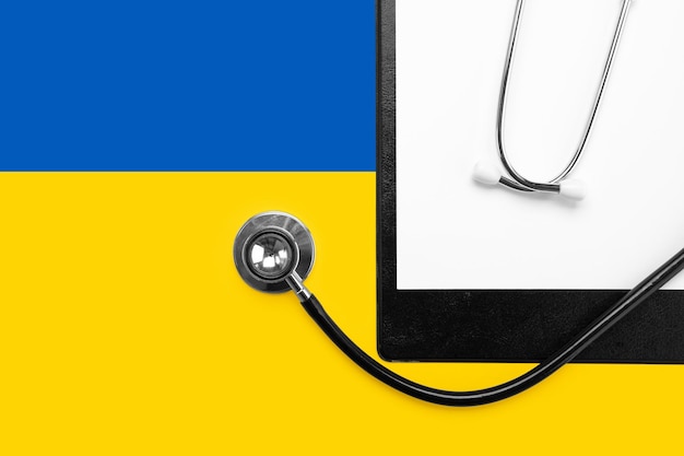Estetoscópio na bandeira nacional da Ucrânia azul e amarelo
