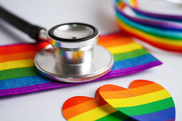 Estetoscopio negro en la bandera del arco iris símbolo de fondo del mes del orgullo LGBT celebrar anualmente en junio símbolo social de los derechos humanos y la paz gay lesbiana bisexual transgénero