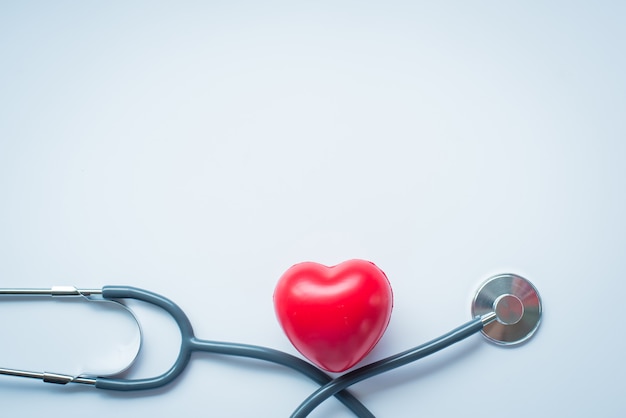 Estetoscopio y símbolo de corazón rojo del día de la salud y buena vida sana
