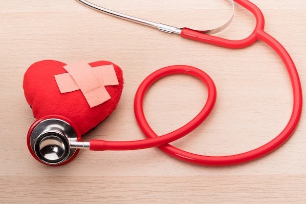 Estetoscopio y símbolo de corazón rojo, sanidad, medicina y seguros.