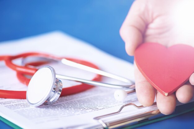 Foto estetoscopio tubos de ensayo portátil prescripciones gafas en la mesa doctor en su escritorio en la oficina de la clínica