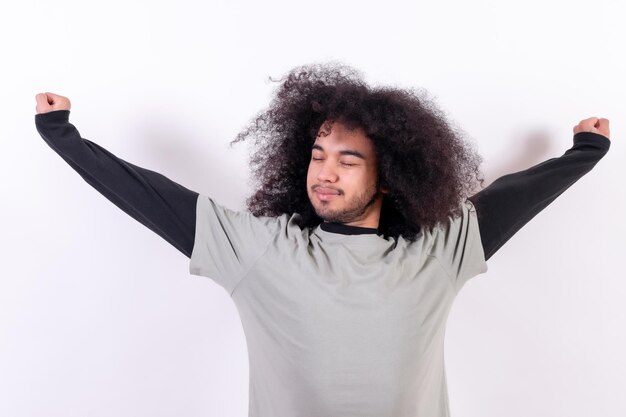 Esticando e acordando Menino com cabelo afro em fundo branco