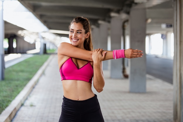 Foto esticão da mulher da aptidão