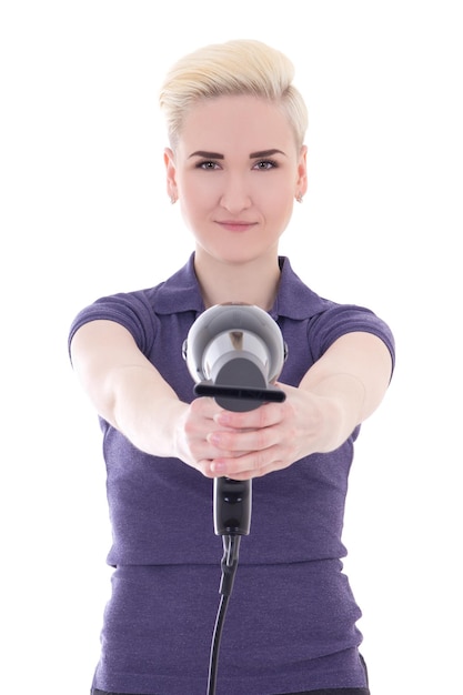 Estilista de cabello de mujer feliz posando con secador de pelo aislado sobre fondo blanco