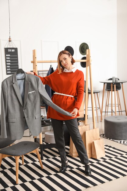 Foto estilista femenina con ropa masculina en su estudio