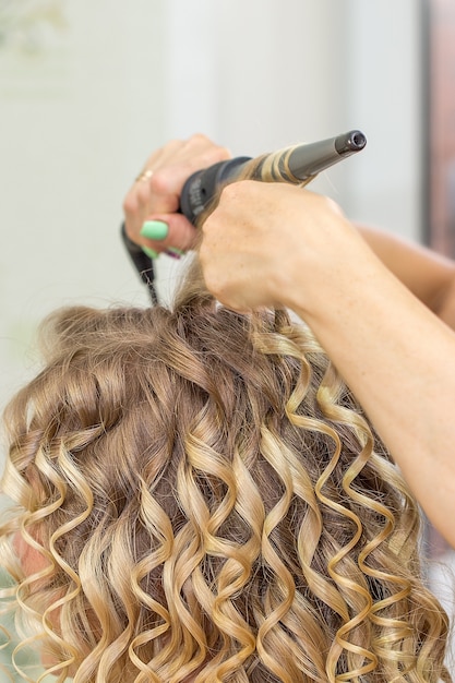 Estilista hace la novia antes de la boda