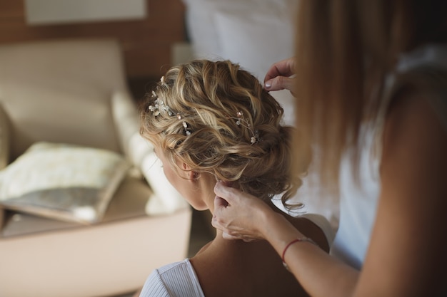 El estilista hace que el cabello sea la novia