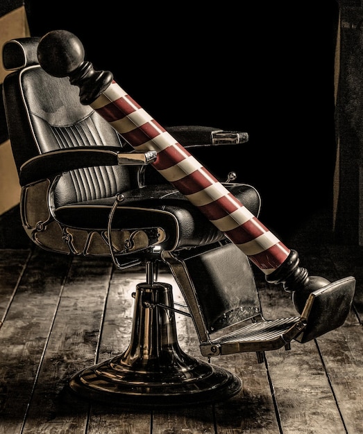 Foto estilista en el interior de la barbería silla de barbería sillón de barbería salón de peluquería para hombres poste de barbería