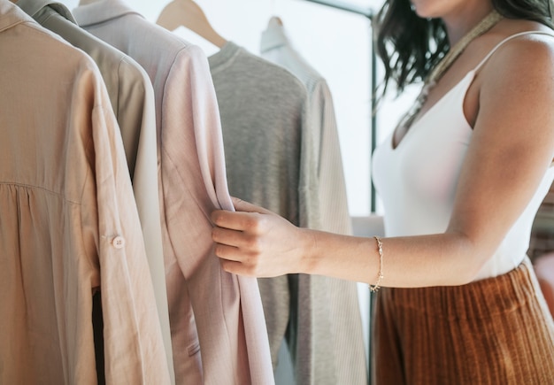 Estilista de moda trabajando con ropa