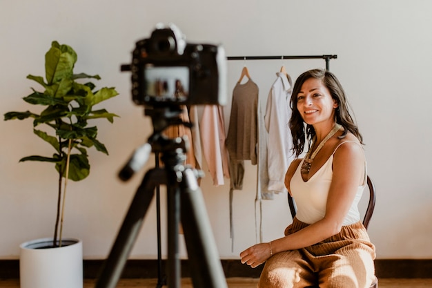 Foto estilista de moda trabajando con ropa