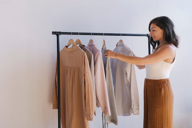 Estilista de moda trabajando con ropa