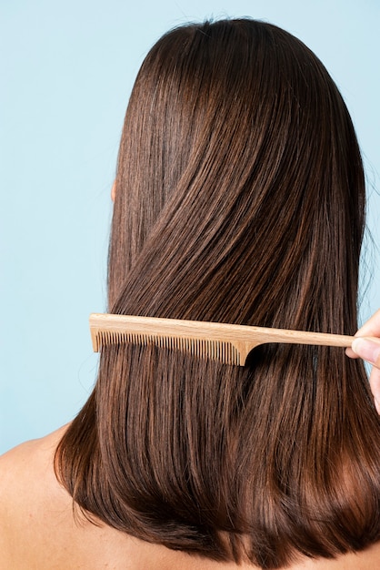 Estilista penteando o cabelo de uma mulher