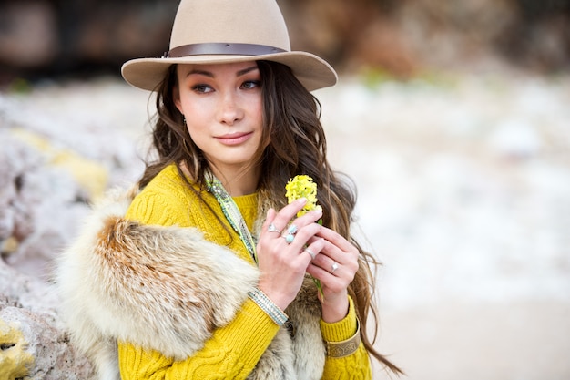 Estilo asiático hermoso de la ropa de la muchacha boho al aire libre. Mujer con sombrero. Recreación al aire libre.