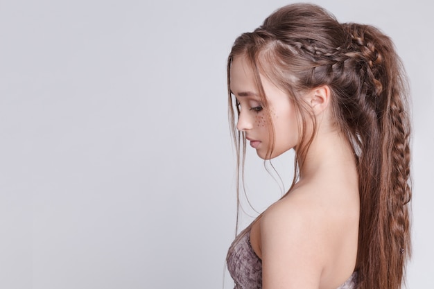 Estilo bohemio Peinado de mujer con trenza, romántico.