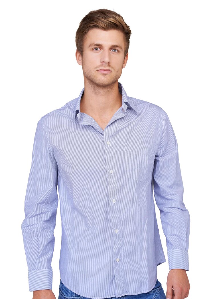 Foto estilo bonito e retrato de homem em estúdio com roupa casual elegante e elegante sério confiança e atraente jovem modelo masculino com estilo legal e nervoso isolado por fundo branco