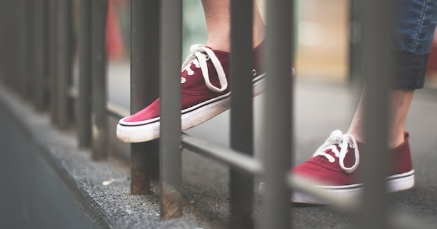 Estilo de la calle con el concepto de zapatos de la cultura juvenil