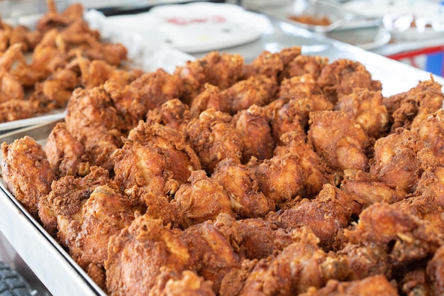 Estilo callejero de comida de pollo frito asiático en bandeja de aluminio a la venta