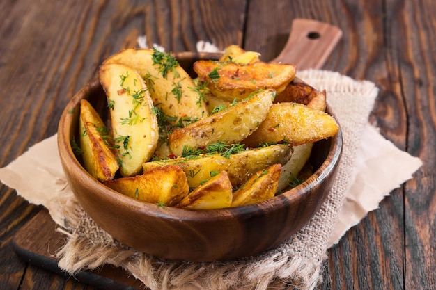 Estilo campestre de batata com endro em tigela de madeira com fundo de madeira