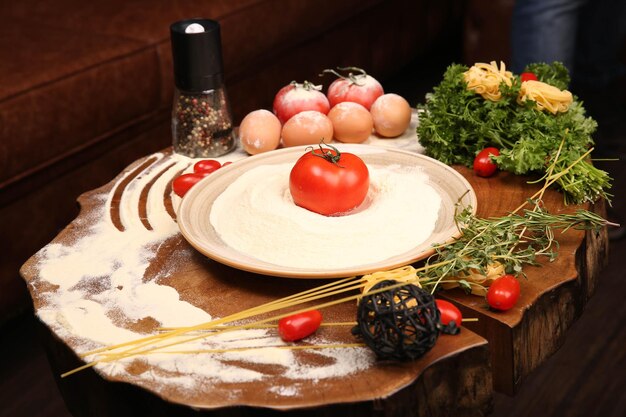 Estilo de comida Harina de verduras frescas y especias en la mesa cocinar