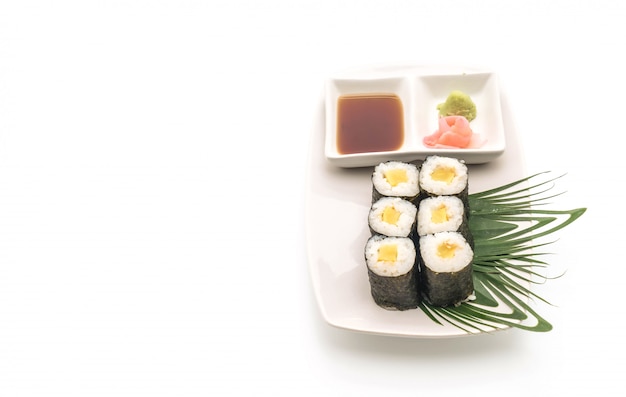 Estilo de comida japonesa de maki sushi- rábano en vinagre