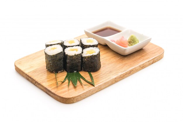 Estilo de comida japonesa de maki sushi- rábano en vinagre
