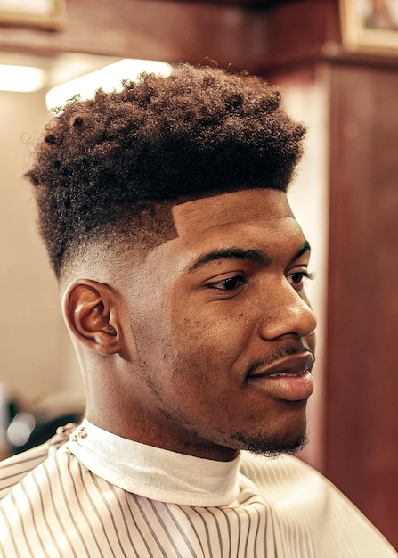 El estilo de los cortes de pelo afro fade para hombres es moderno y fresco.