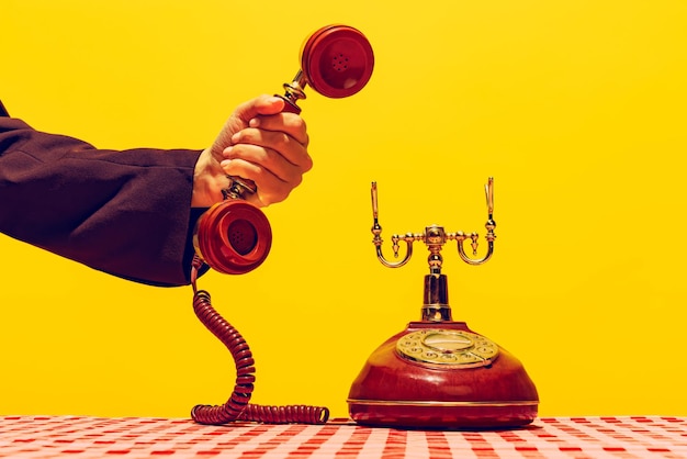 Estilo de arte pop imagem de telefone vintage retrô isolado sobre fundo amarelo brilhante