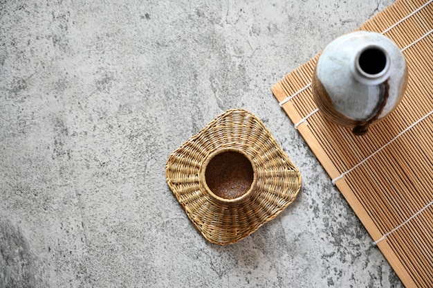 Estilo de bebida oriental de saquê japonês em cima da mesa, copie o espaço