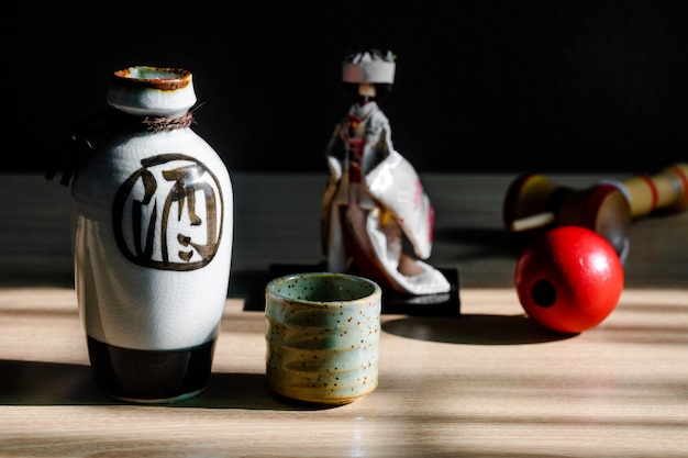 Estilo de bebida oriental de saquê japonês em cima da mesa