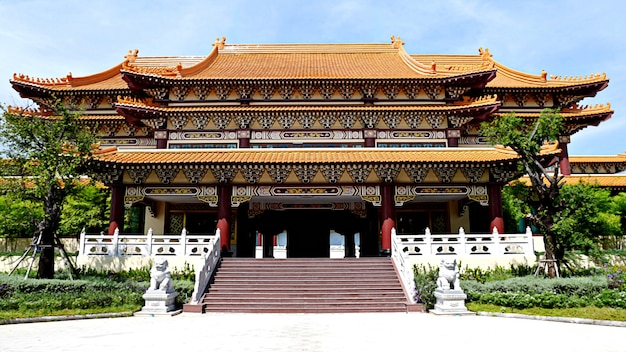 Estilo de cultura de templo da china com céu azul e nuvem branca