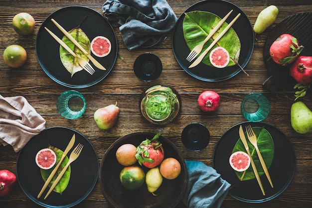 Estilo de mesa de outono para jantar de férias com louça preta